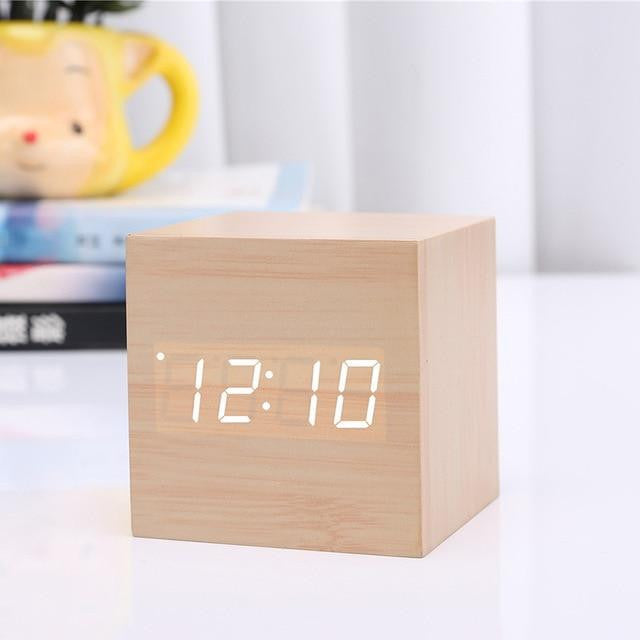 Moderne digitale Holzuhr in dunkler Holzoptik mit leuchtender LED-Anzeige für Zeit, Temperatur und Weckfunktion.