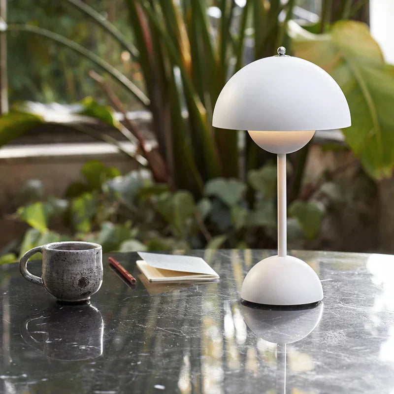 Moderne dimmbare LED Tischlampe für stilvolles Zuhause & Büro.