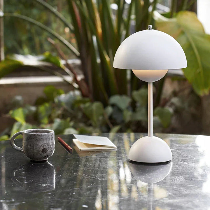 Moderne dimmbare LED Tischlampe für stilvolles Zuhause & Büro.