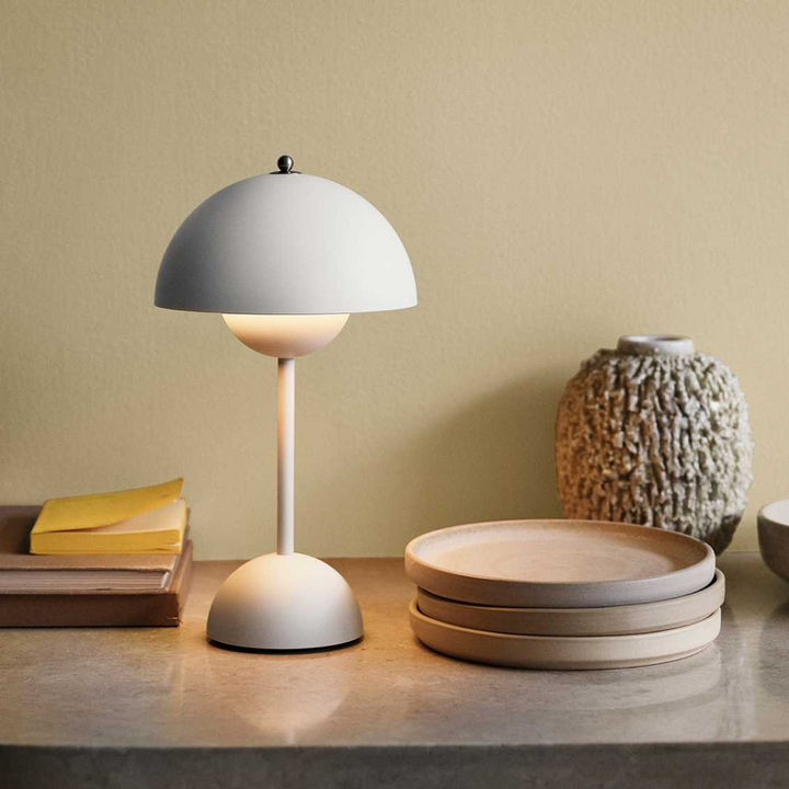 Helle LED Lampe, dimmbar, für optimales Licht im Heimbüro.