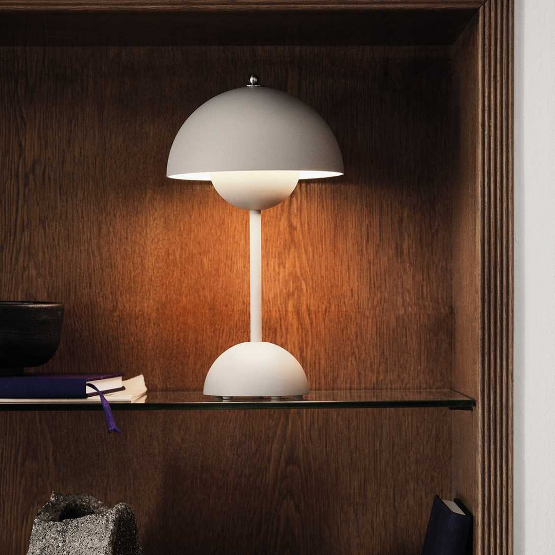 Zeitlose dimmbare LED Tischlampe, kabellos, für entspannte Wohnatmosphäre.