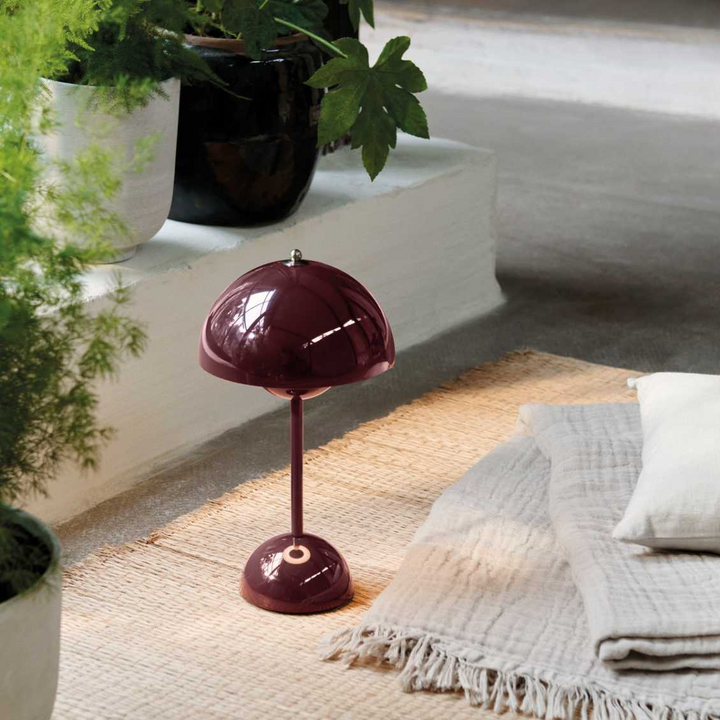 Funktionale dimmbare LED Bürolampe, modernes Design für effizientes Arbeiten.