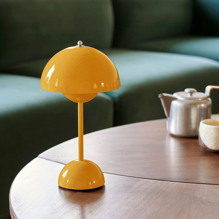 Kabellose LED Design Lampe, dimmbar, für warmes Ambiente im Wohnzimmer.