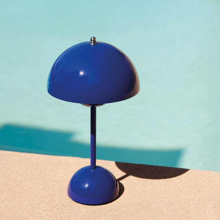 Minimalistische dimmbare LED Tischlampe, kabellos für klares Design.