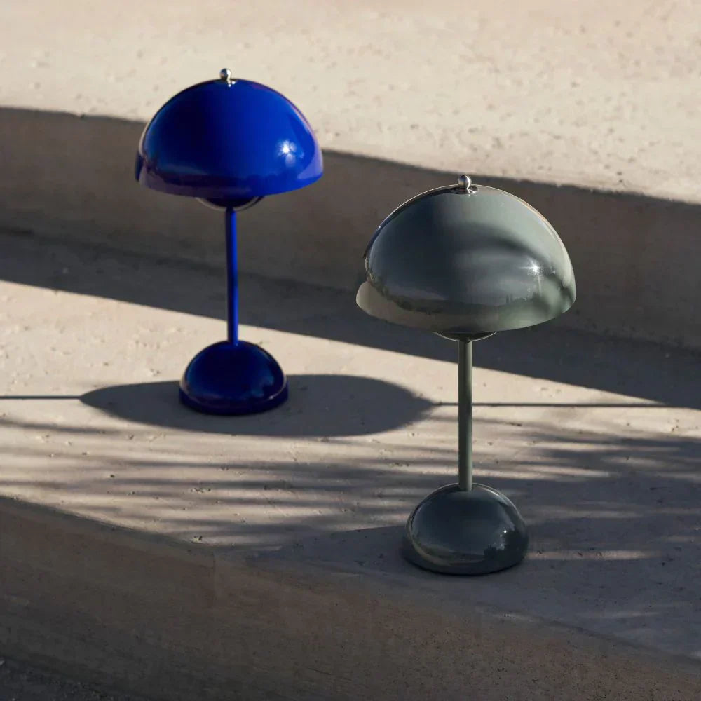 Stilvolle kabellose dimmbare LED Lampe, perfekt für Nachttisch oder Regal.
