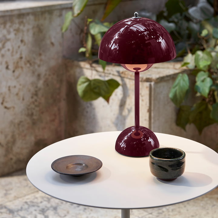 Innovatives Design: dimmbare LED Tischlampe, kabellos für Smart Home.
