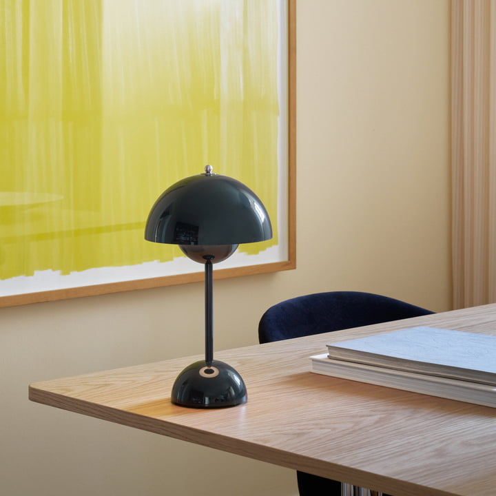 Modische dimmbare LED Tischlampe, kabellos, setzt Trends in der Innenarchitektur.