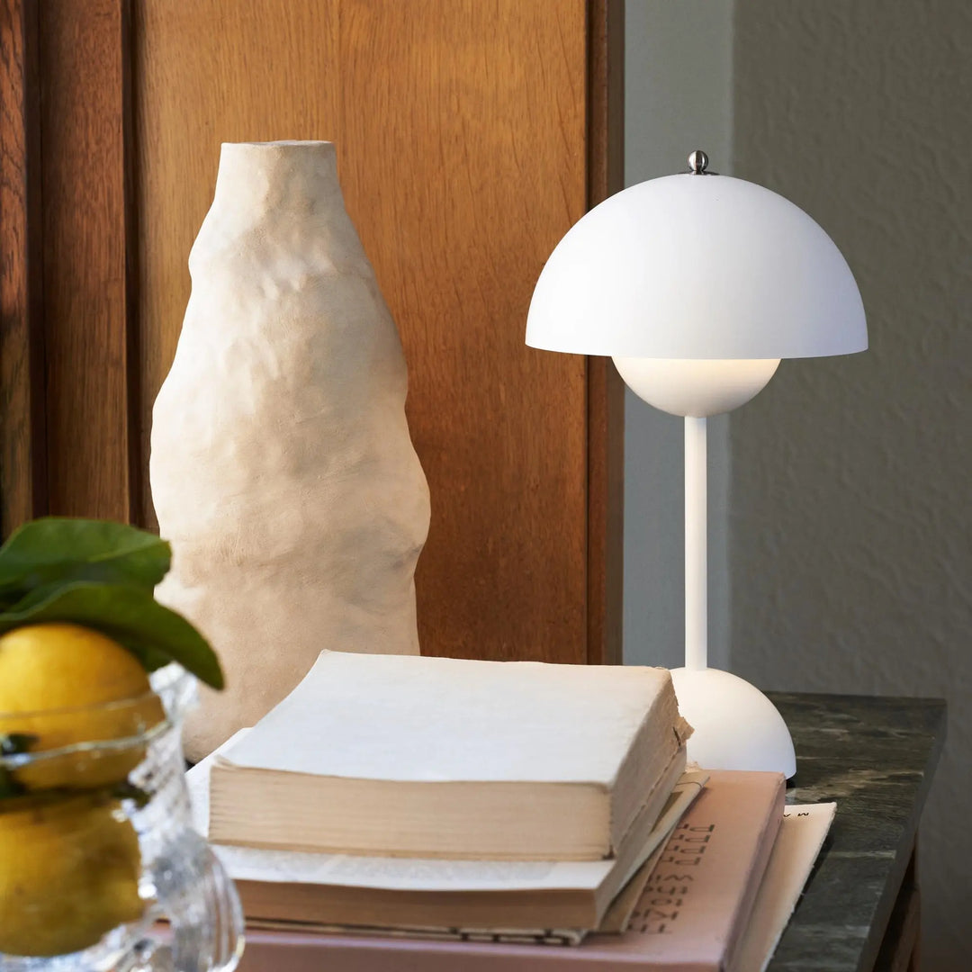 Elegante dimmbare LED Tischlampe, kabellos, perfekt für gemütliches Ambiente.