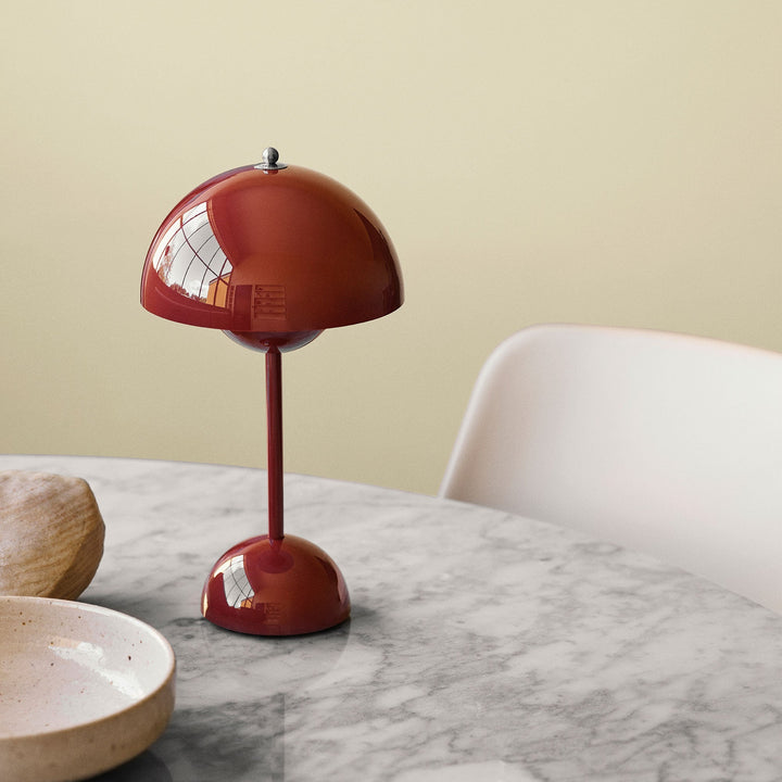 Moderne dimmbare LED Schreibtischlampe, kabellos, perfekt für Studierzimmer.