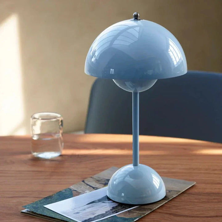 Kompakte dimmbare LED Lampe, kabellos, ideal für moderne Einrichtung.