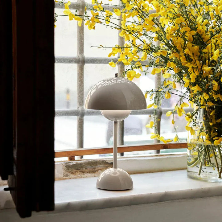 Moderne Design LED Schreibtischlampe, dimmbar, für produktives Arbeiten.