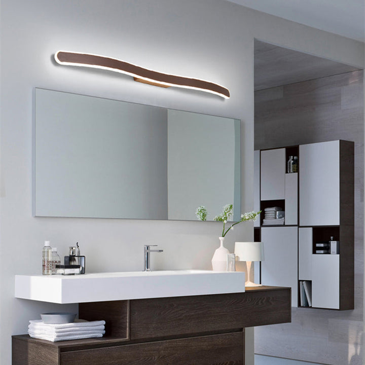 Stilvolle LED Innenleuchte, modern, dimmbar, als Wandleuchte im Badezimmer über dem Spiegel.
