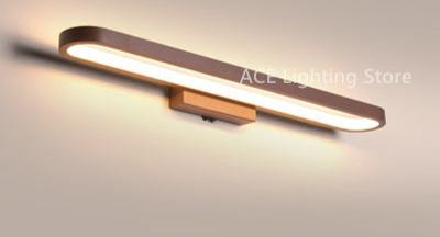 LED Wandleuchte, modern und dimmbar, montiert über einem Badezimmerspiegel, sorgt für gutes Licht.