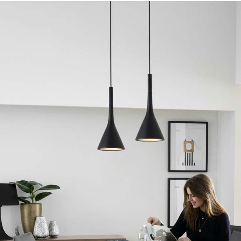 Moderne Dreieck LED Pendelleuchte für stilvolles Wohnen im Wohn- oder Esszimmer.