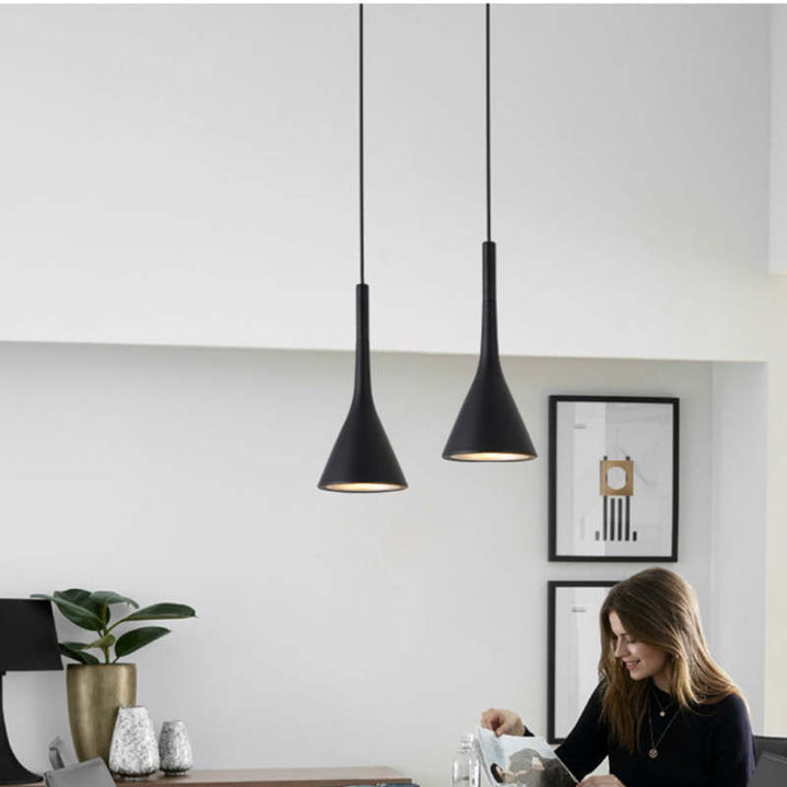 Moderne Dreieck LED Pendelleuchte für stilvolles Wohnen im Wohn- oder Esszimmer.