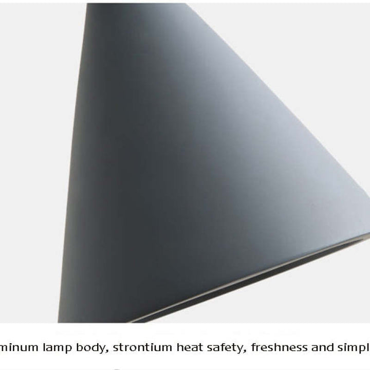 Energieeffiziente LED-Lampe in moderner Dreiecksform, perfekt als Design-Pendelleuchte.