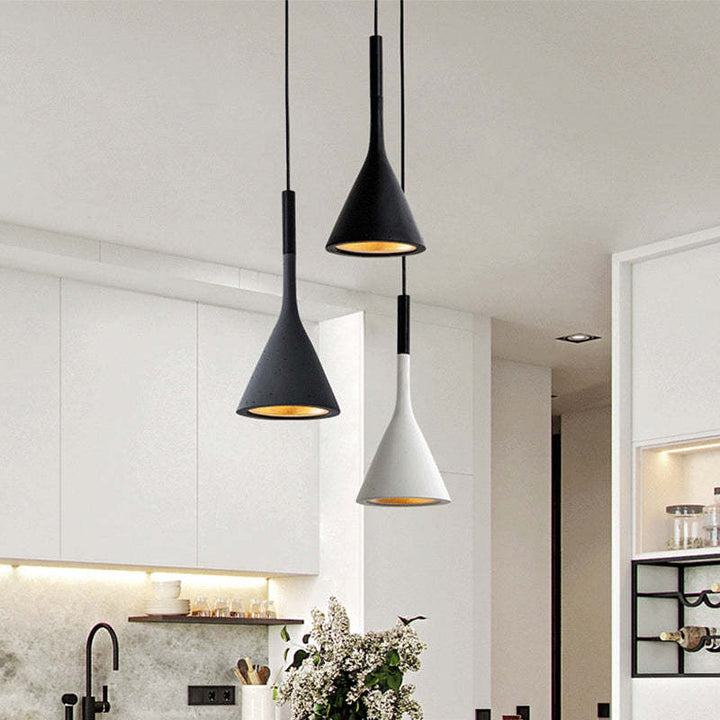 Moderne Deckenleuchte im Dreieck-Design mit integrierter, langlebiger LED-Beleuchtung.