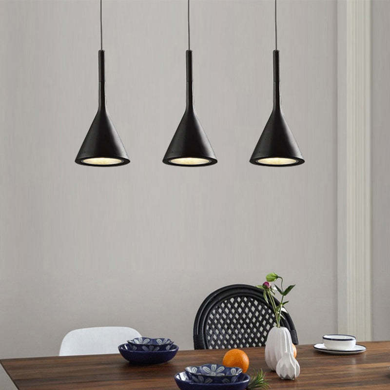 Stilvolle LED-Dreieckslampe, Hängeleuchte für eine gehobene Wohnzimmer-Einrichtung.