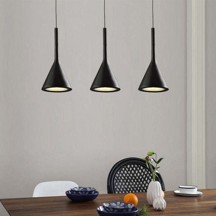 Stilvolle LED-Dreieckslampe, Hängeleuchte für eine gehobene Wohnzimmer-Einrichtung.