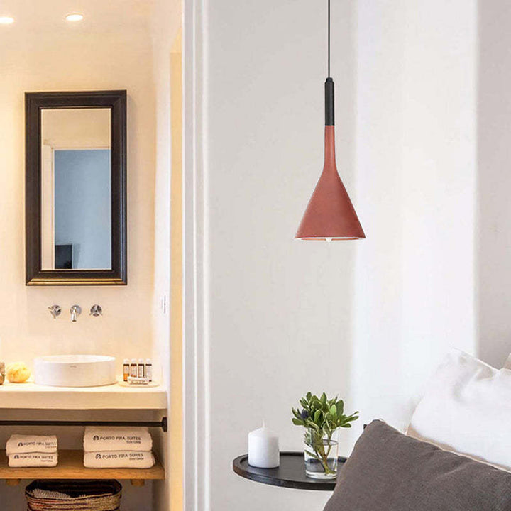 Zeitgenössische LED-Pendelleuchte in Dreiecksform, ein Design-Highlight für den Essbereich.