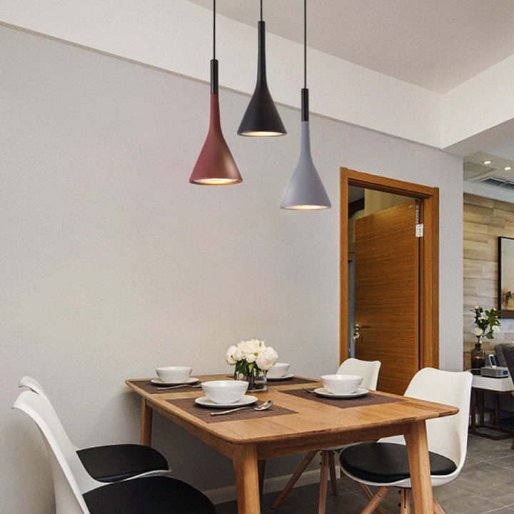 Design-Pendellampe in Dreiecksform mit LED-Beleuchtung, perfekt für moderne Innenräume.