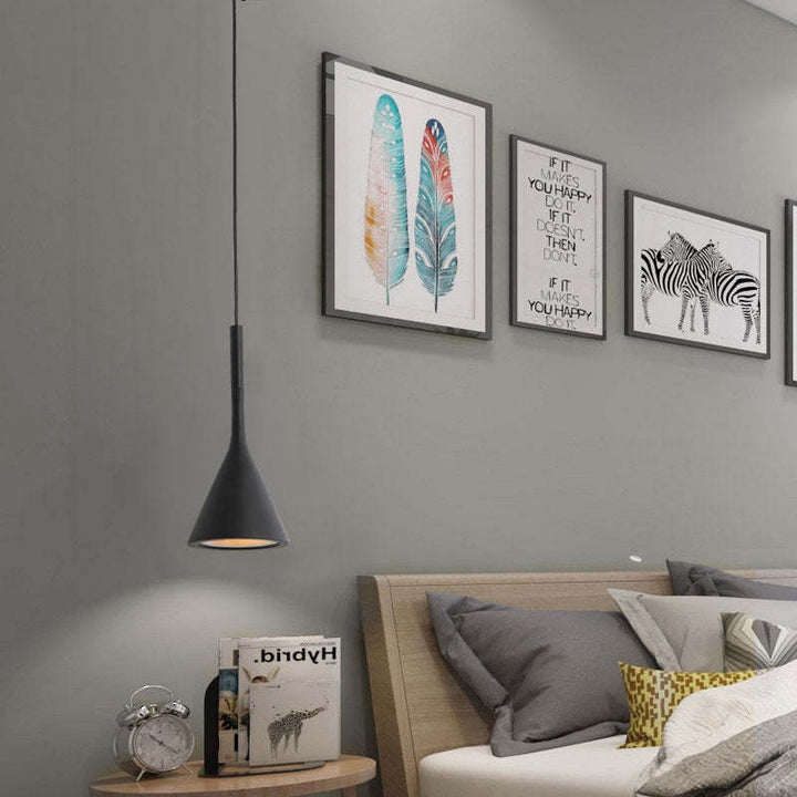 Design-Pendelleuchte in Dreiecksform, energieeffiziente LED-Lampe für den Innenbereich.