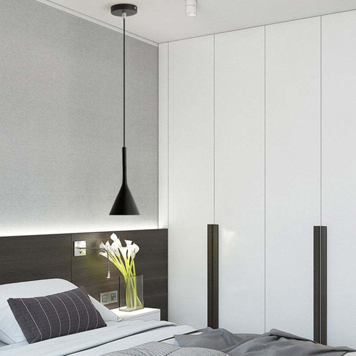 Dreieckige LED-Designleuchte, perfekte Hängelampe für zeitgenössische Wohnräume.