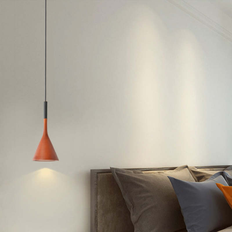 Stilvolle Dreieck LED-Pendelleuchte, ideal für Wohnzimmer, Schlafzimmer & Esszimmer.