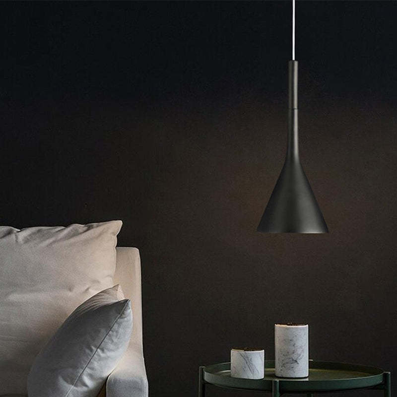 Modernes Dreieck-Design der LED-Pendellampe, schafft eine gemütliche Atmosphäre im Raum.