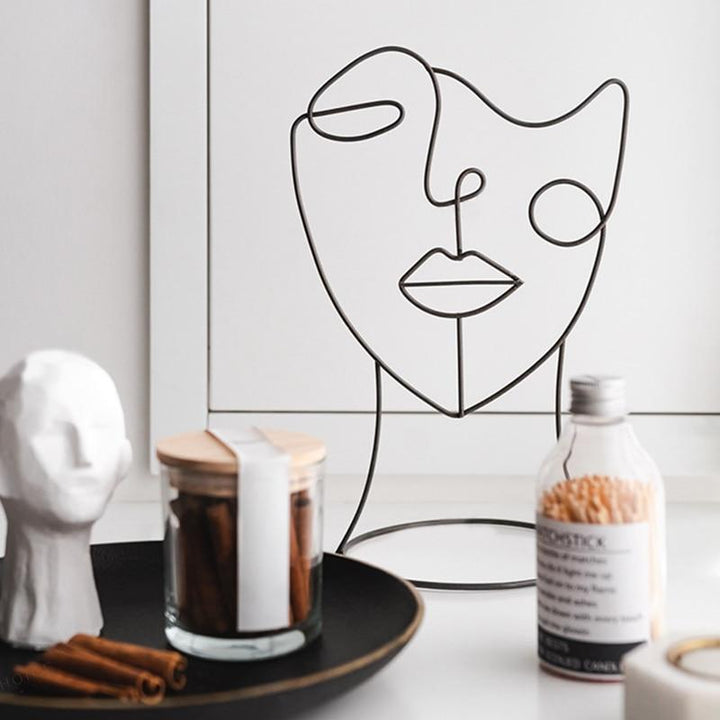 Abstrakte Picasso-inspirierte Eisenskulptur als stilvolle und moderne Heimdekoration.