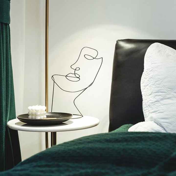 Elegante, abstrakte Eisenskulptur in Gesichtsform, perfektes Designobjekt für Wohnzimmer.