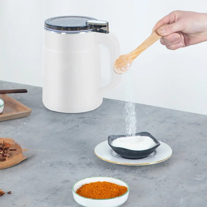 Frische Getreidemühle mahlt Weizen zu feinem, gesundem Mehl; perfekt für Brot, Kuchen und frische Backwaren zu Hause.