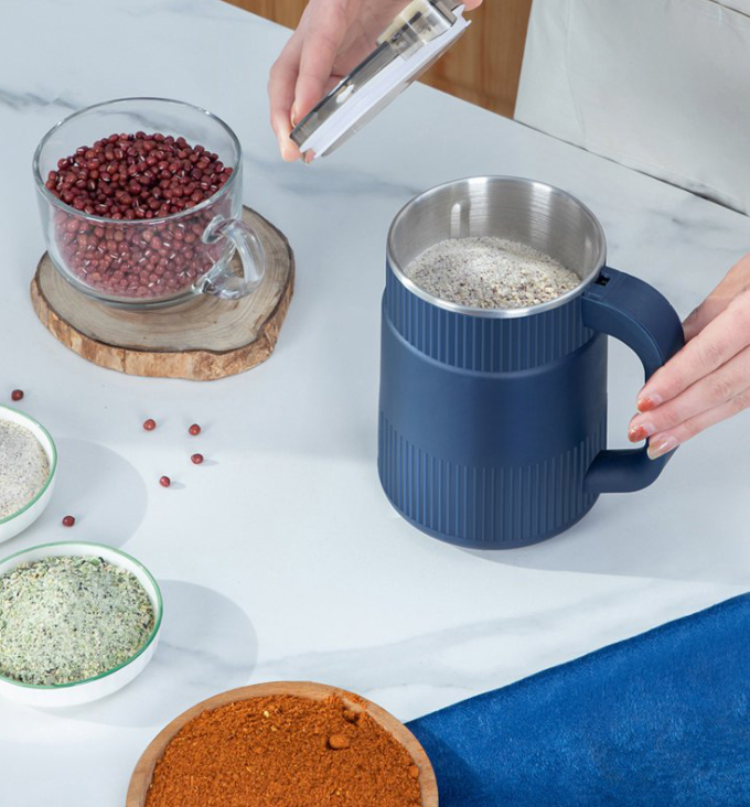 Kompakte Getreidemühle in modernem Design für jede Küche; mahlen Sie mühelos Ihr eigenes gesundes Mehl.