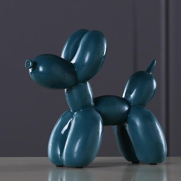 Glänzende Ballonhund-Figur aus Harz; farbenfrohe Skulptur als Blickfang in modernem Interieur.