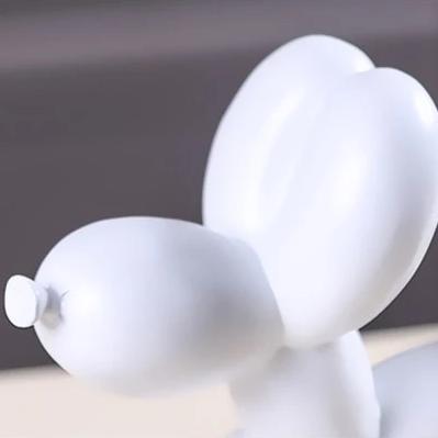 Zeitgenössische Ballonhund Skulptur aus Harz; farbenfroh, einzigartig & elegant für modernes Zuhause.