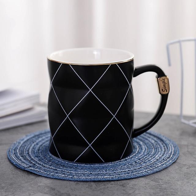Moderne geometrische Keramiktasse in Schwarz-Weiß. Stilvoller Kaffeetasse für Designliebhaber.