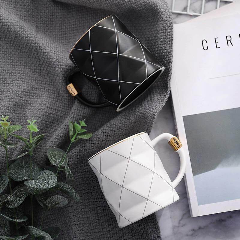 Eleganter Keramikbecher mit modernem geometrischem Muster. Ideal als Kaffeetasse oder Teetasse.