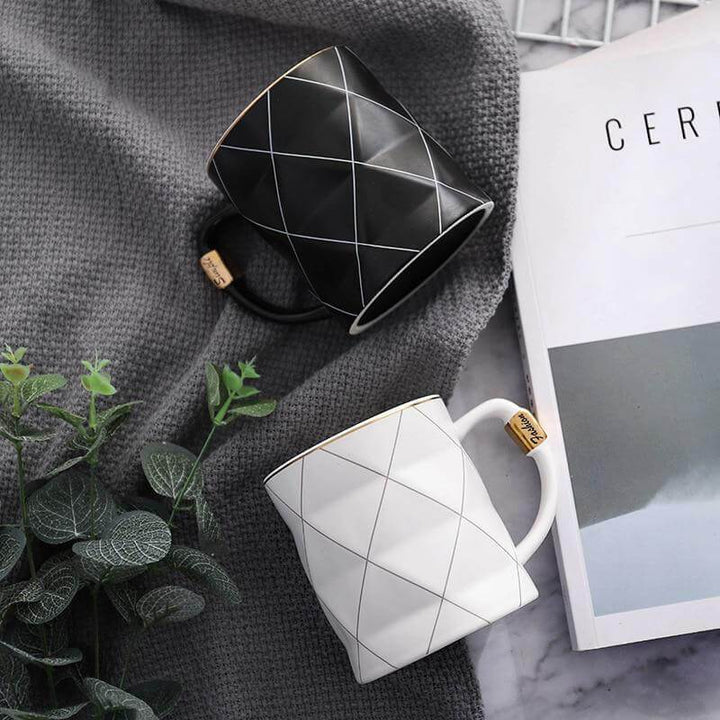 Eleganter Keramikbecher mit modernem geometrischem Muster. Ideal als Kaffeetasse oder Teetasse.