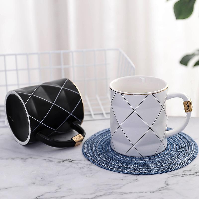 Stilvolle geometrische Kaffeetasse aus Keramik für Heißgetränke. Modernes Design, robust und langlebig.