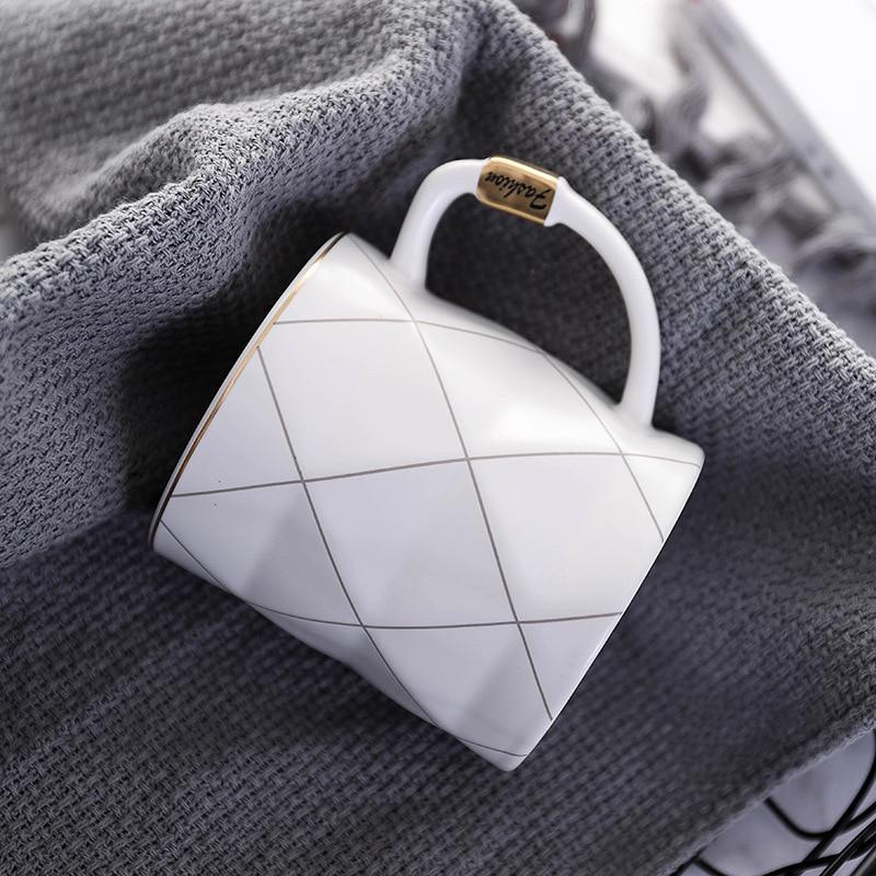 Geschenkidee: Moderne geometrische Keramiktasse in Schwarz-Weiß. Design-Kaffeebecher für Teeliebhaber.