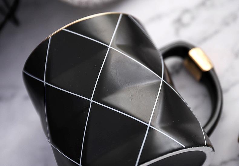 Minimalistische geometrische Keramiktasse auf Holztisch. Perfekt für Ihren morgendlichen Kaffee oder Tee.