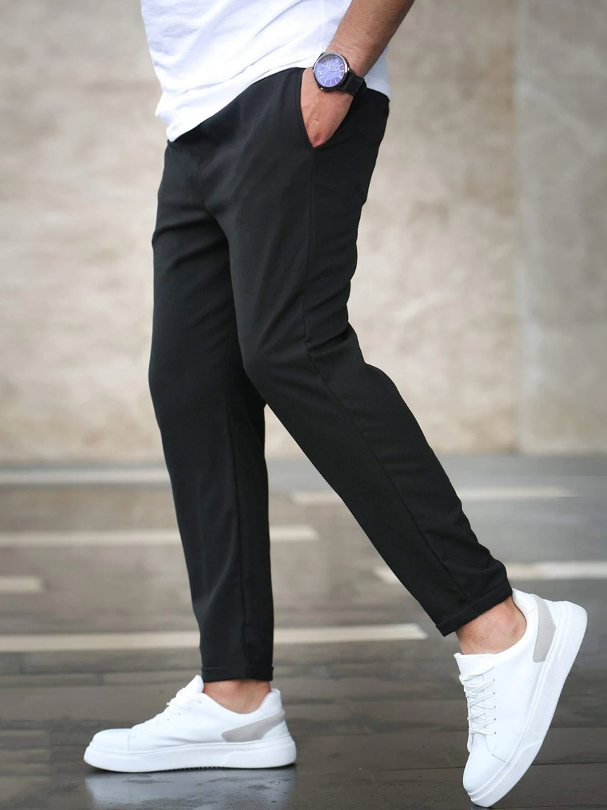 Model trägt komfortable Herrenhose casual; ideal als Freizeithose für moderne Herren.