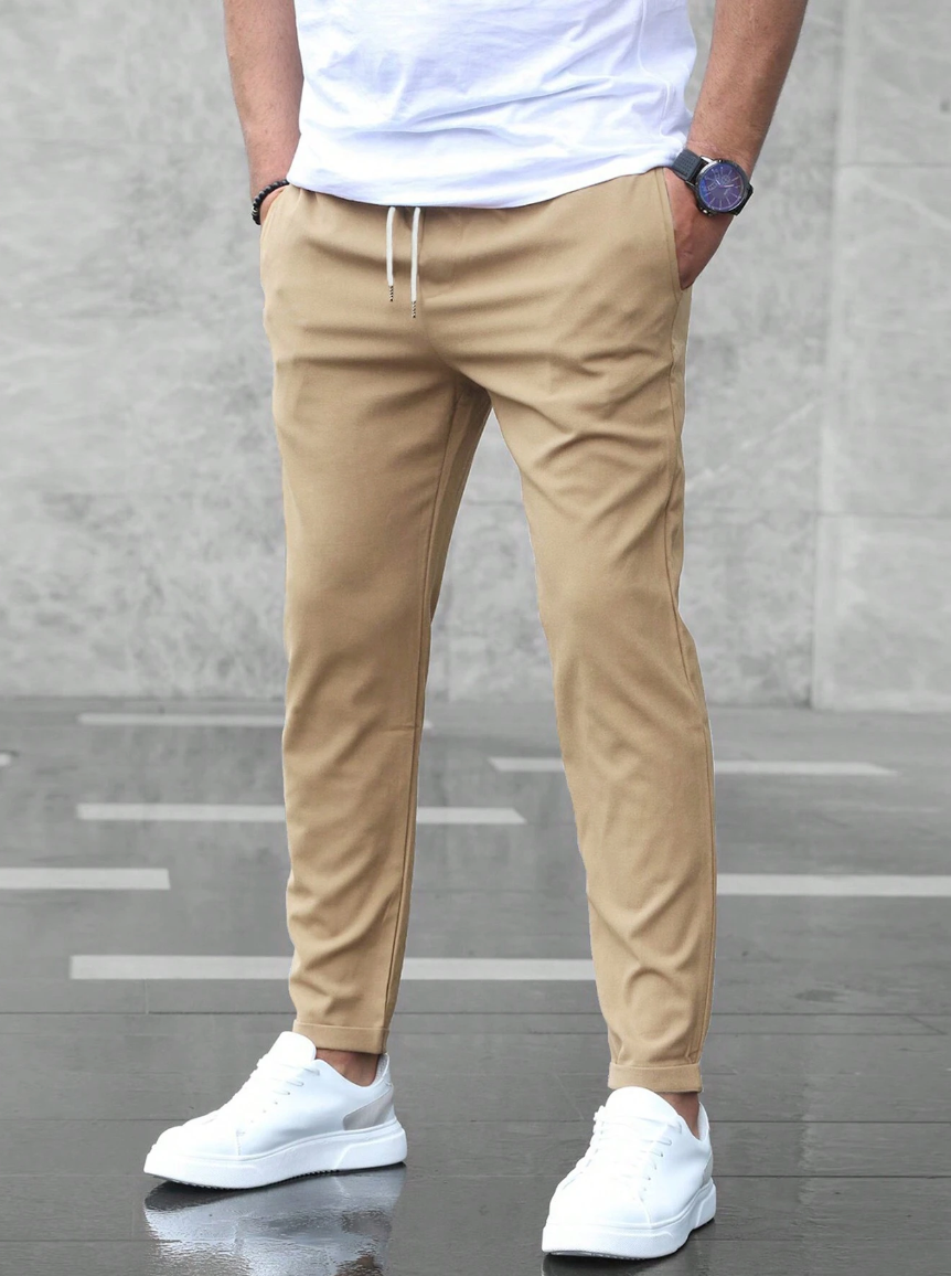 Model trägt elegante Herren-Stoffhose; stilvoll für Büro und besondere Anlässe.