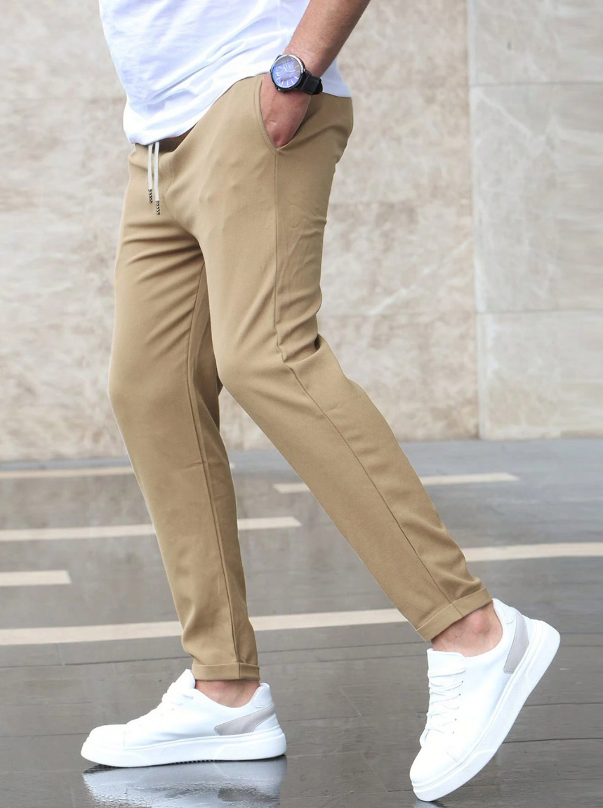 Bequeme Herrenhose, im Sitzen; demonstriert Flexibilität und Komfort der Alltagshose.