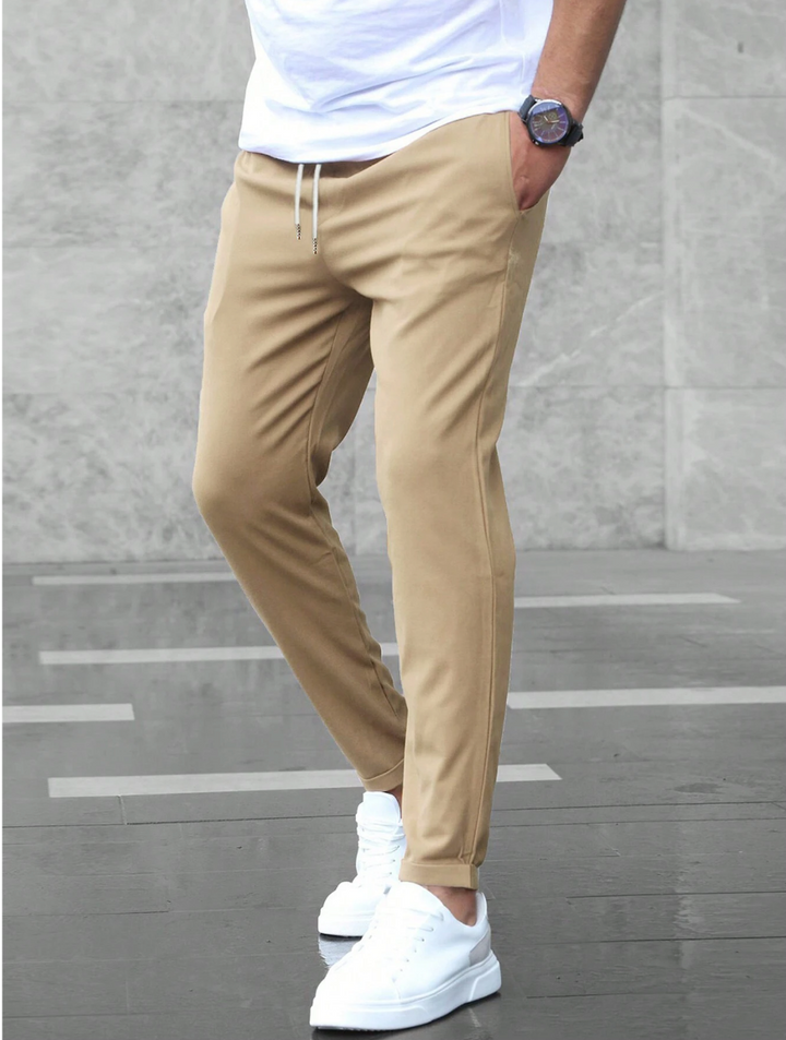 Moderne Slim Fit Herrenhose mit Freizeitoberteil; stilvoll, bequem und pflegeleicht.