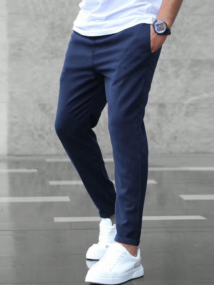 Elegante Stoffhose für Herren, kombiniert mit Hemd; perfekt für einen modernen Look.