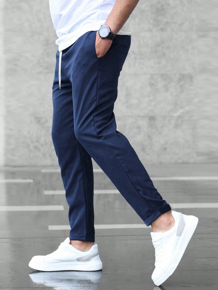 Detail des Saums der pflegeleichten Herrenhose; sauber verarbeitet für Alltagstauglichkeit.