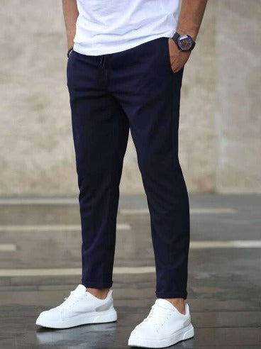 Casual Herrenhose im Alltag; stilvoll, modern und komfortabel für jeden Anlass.