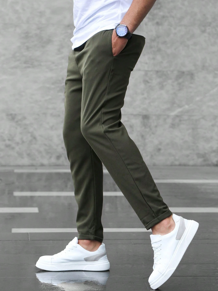 Pflegeleichte, bequeme Herrenhose; ideal als Freizeithose und elegante Stoffhose.