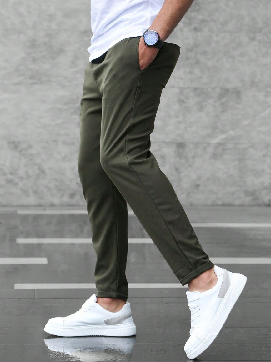 Herrenhose in Slim Fit, Frontansicht; stilvolle und bequeme Alltagshose.